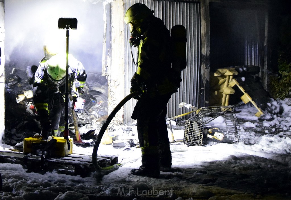 Feuer Hinterhof Garagen Koeln Hoehenberg Olpenerstr P087.JPG - Miklos Laubert